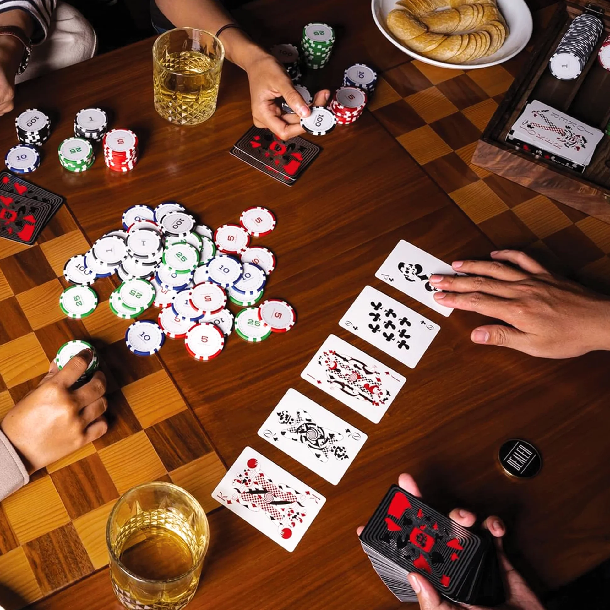 BOWTIE Ensemble de poker en bois avec cartes à jouer, 300 jetons de poker lestés professionnels avec étui en bois de noyer, cadeau unique pour Texas Hold'em, Blackjack, jeux de casino, Memento Mori