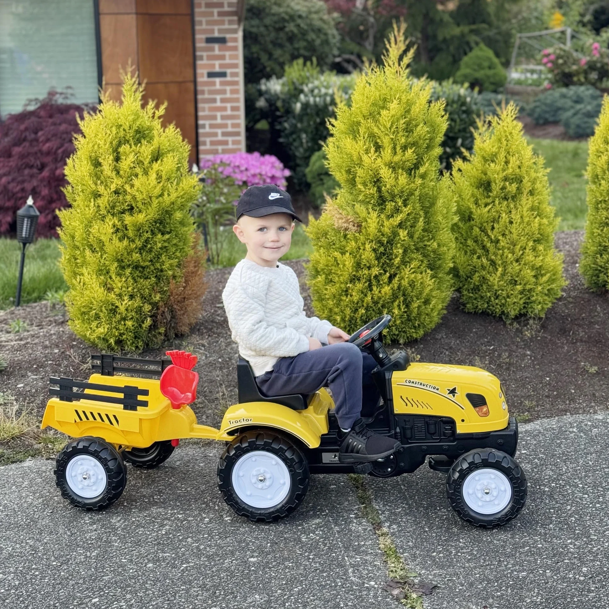 HOMCOM Tracteur à pédales 6 Roues avec remorque, râteau et pelle, Charge 35 kg, pour 3+ Ans, Jaune